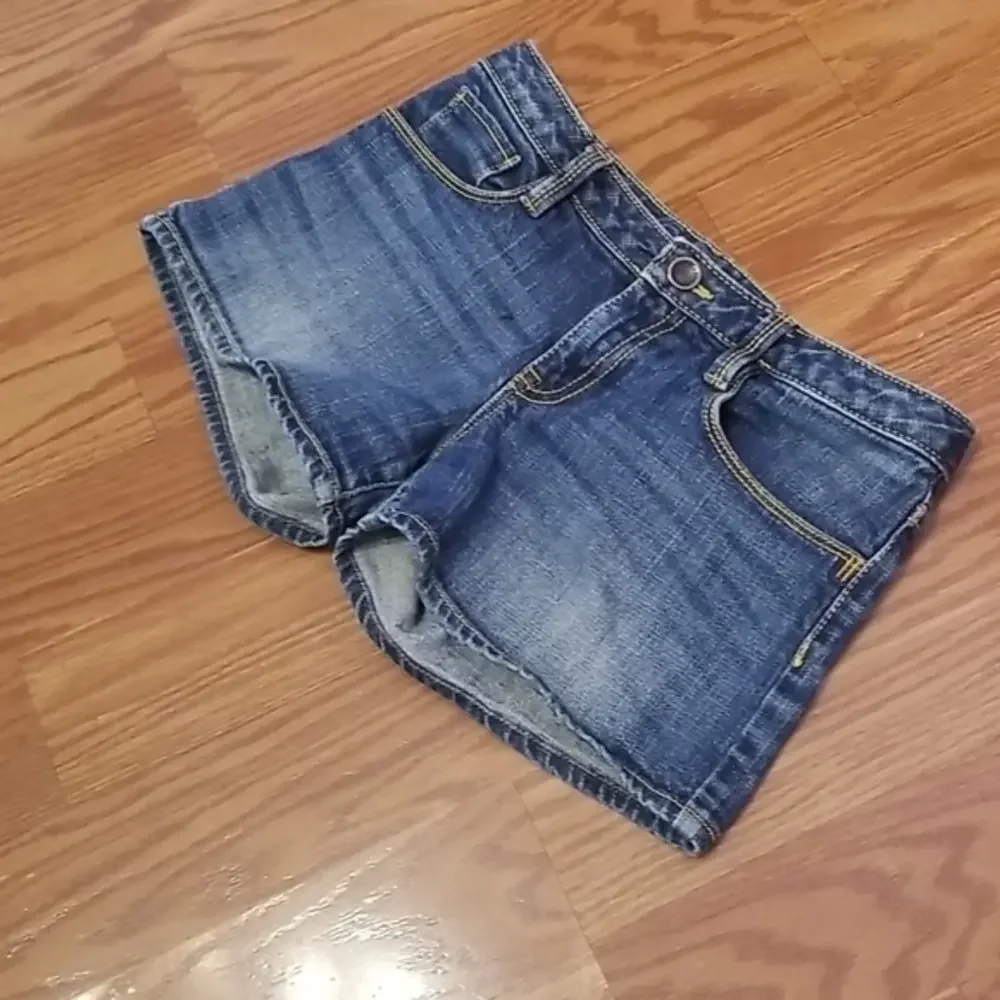 Girls gap shorts size 12 reg embroidery on back pockets‎